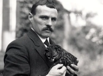 Charlie Dixon con genetta, 1916